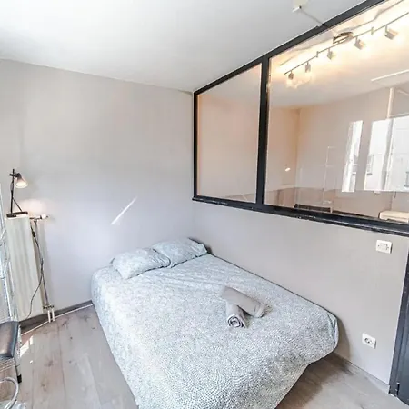 34 M Near La Confluence